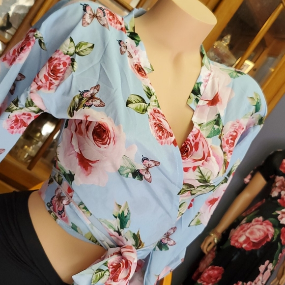 Stunning floral Wrap Top SUPER CUTE! IMPORTED - Picture 9 of 11